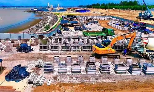 Máy bay không người lái ghi lại khu vực thi công trải dài ra biển, từng ô nền được san lấp gọn gàng, gợi hình ảnh khu đô thị lấn biển Cần Giờ đang dần thành hình