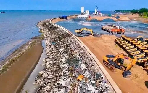 Khung cảnh chụp lúc trời sáng với bờ kè chạy dài, phần đất lấn biển mở rộng rõ rệt, gợi hình dung về một thành phố xanh ven biển Cần Giờ trong tương lai