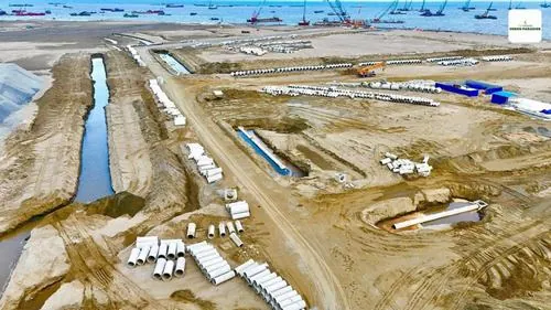 Một góc chụp rộng cho thấy các khu vực san lấp đang nối dài ra biển, từng lớp đất được đắp lên rõ ràng, mang lại cảm giác quy mô rất lớn và có phần luxury