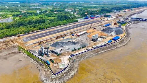 Ảnh khu phức hợp nghỉ dưỡng Cần Giờ cho thấy khu đất rộng đang được chia ô, đường nội bộ hiện rõ, xung quanh là biển tạo cảm giác biệt lập nhưng khá sang trọng