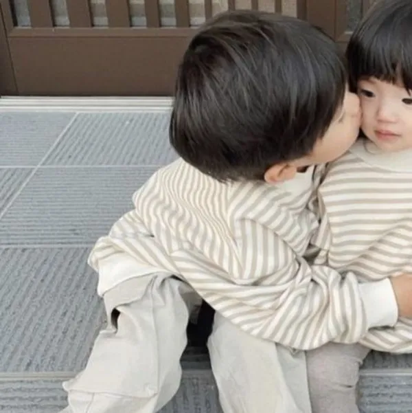 Tải ảnh avatar đôi bạn nhỏ mặc áo len kem, cậu bé khẽ hôn má em gái một cách tình cảm khiến ai nhìn cũng thấy ấm lòng bởi tình yêu trẻ thơ.