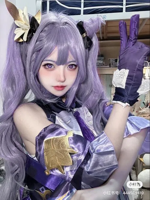 Ảnh cosplay keqing cận mặt với tóc giả tím bạc, đôi mắt nhìn nghiêng và lớp trang điểm đậm tạo vẻ sắc sảo.