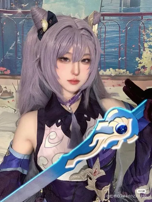 Cosplayer cầm kiếm xanh trong góc chụp nửa người, ánh mắt thẳng và mái tóc tím xám tạo nét mạnh mẽ.