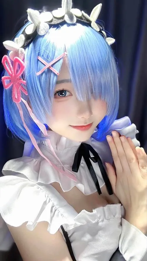 Cosplay Rem tạo dáng cận mặt trong trang phục hầu gái, đôi môi chúm chím và ánh mắt xanh khiến người xem khó rời.
