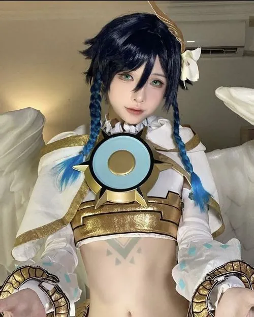 Hình nền nữ cosplayer venti sắc nét với luồng gió lốc màu xanh vẽ quanh vai, ánh sáng lạnh phủ đều khung hình