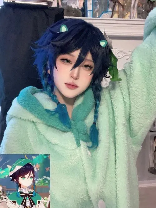 Cosplayer tạo dáng giữa sàn gạch đá, thắt lưng da ở phần eo váy và đôi tất đùi làm tạo hình gọn hơn