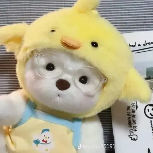 Chú gấu nhỏ mặc bộ đồ gà vàng rực rỡ với khuôn mặt tròn xoe cùng đôi mắt đen láy tạo nên một hình gấu nhỏ đáng yêu vô cùng ngọt ngào.