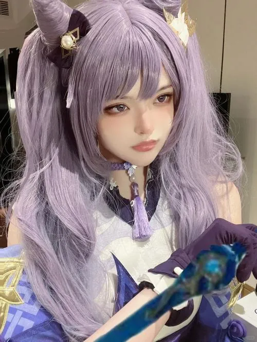 Ảnh cosplay keqing kiểu chân dung ngang, tóc tím xõa rối nhẹ và ánh nhìn bình tĩnh trên nền hoa lá mờ.