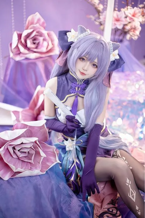 Ảnh cosplay keqing khi người mẫu ngồi giữa phông hoa tím, váy tím trắng và đôi tất đùi màu đen hiện lên rõ.