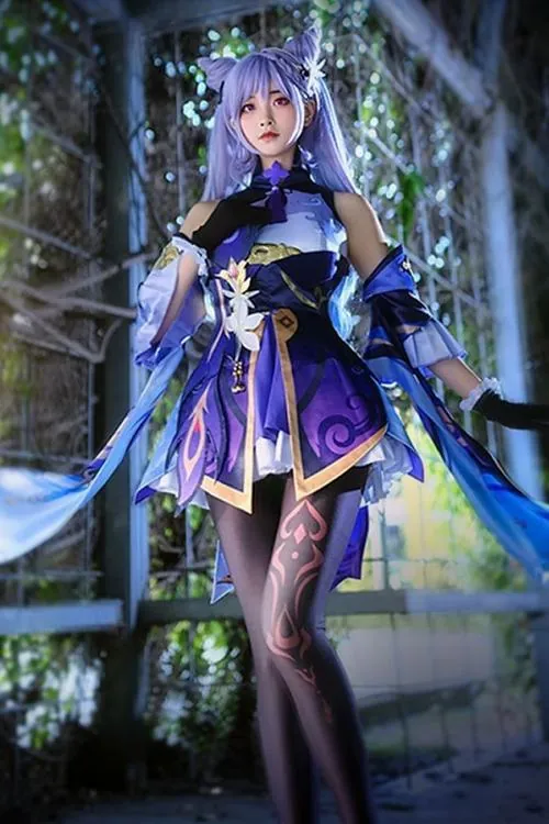 Cosplayer đứng trong rừng với trang phục Keqing, ánh sáng xanh sau lưng và dáng đặt tay giúp bộ đồ nổi bật.