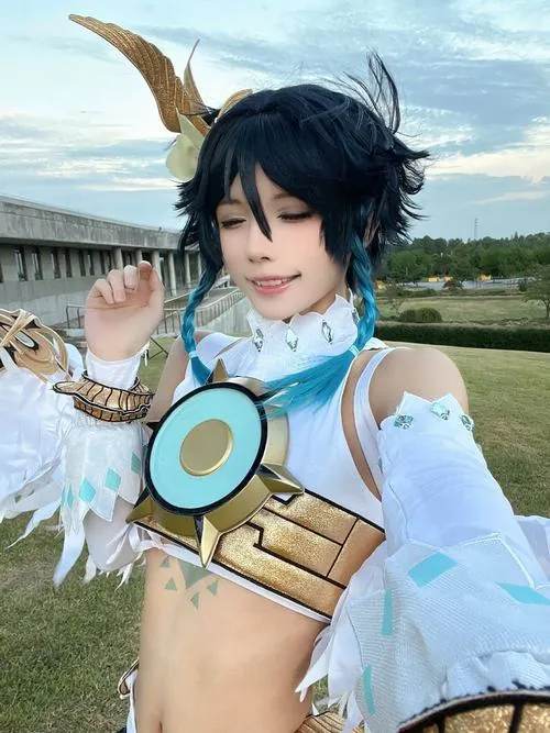 Bo suu tap anh venti cosplay dep me hon cho canh may rau 15