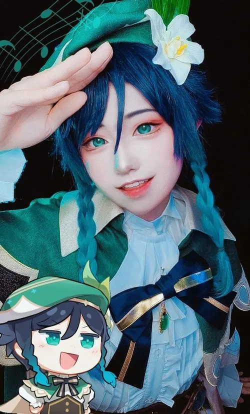 Chân dung cận mặt ảnh venti cosplay với bím tóc lục bảo, đôi mắt xanh trong và bàn tay đặt nhẹ trước vành mũ