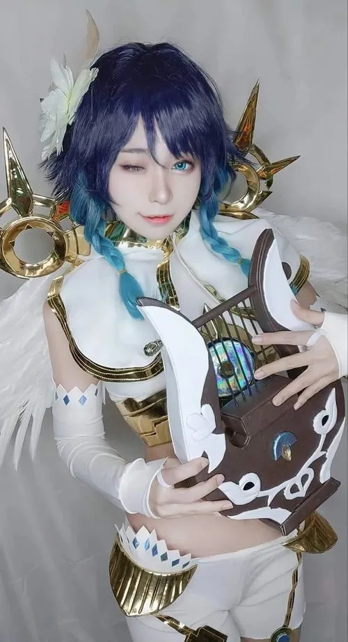 Bo suu tap anh venti cosplay dep me hon cho canh may rau 6