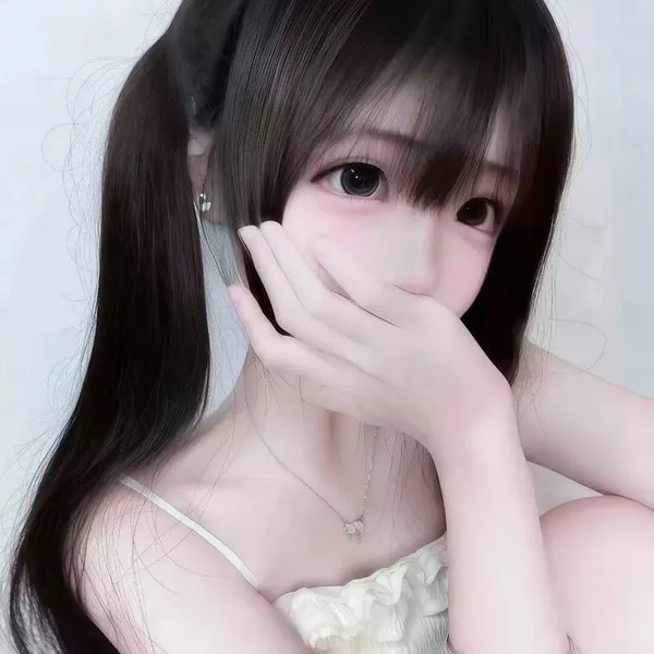 Ảnh avt Facebook cô nàng buộc tóc hai bên diện chiếc áo quây hồng dùng tay che miệng giữa khung cảnh ngọt ngào chính là lựa chọn hình đại diện thiếu nữ giấu mặt cực xinh.