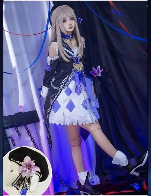 Mô hình Điểm chiến kỹ phát sáng xanh đặt trong lòng bàn tay mannequin, dùng làm đạo cụ cận cảnh cho ảnh game.