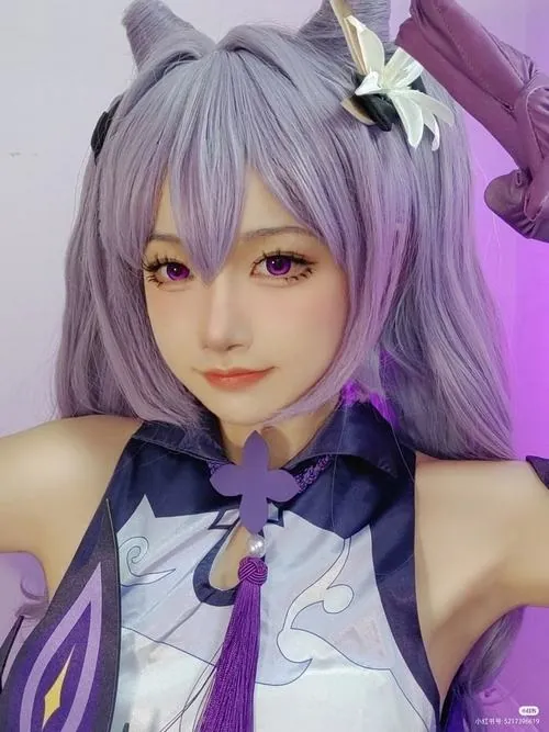 Cosplayer nghỉ giữa hậu trường, tóc giả màu tím đặt gọn sau vai và bộ áo được ghim lại trước khi chụp.