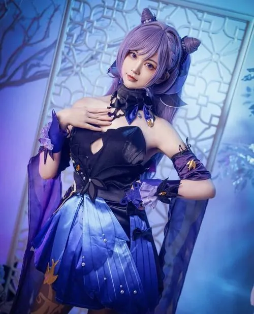 Tại sảnh triển lãm game, trang phục hóa trang độc đáo được treo cạnh poster Liyue và bảng tên nhân vật.