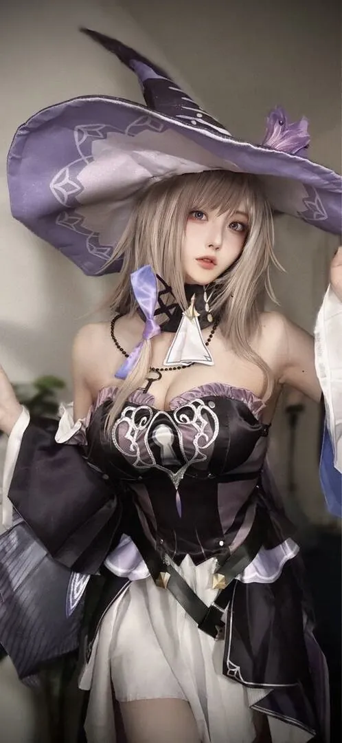 Hình cosplayer nữ xinh đẹp Honkai Star Rail với trang phục tím đen, khung hình cận người nhấn vào phụ kiện cổ tinh xảo.