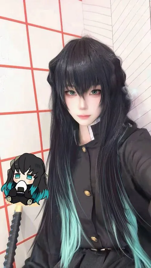 Khung selfie trong phòng có phông caro đỏ trắng, gương mặt búp bê, tóc đen xanh và tạo hình nhân vật hà trụ dễ nhận ra