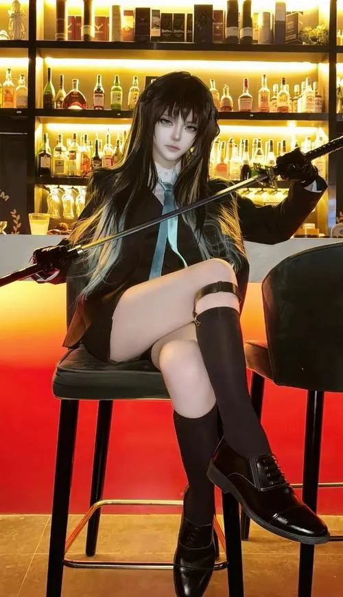 Khung ảnh cắt nửa thân dưới của nữ cosplayer, váy đen, tất cao và thanh kiếm tạo điểm nhấn trên nền đỏ vàng