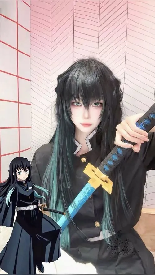 Ảnh nữ cosplayer muichiro selfie trong phòng, tóc mái dày che trán, áo đen cài nút vàng và ánh mắt nhìn thẳng