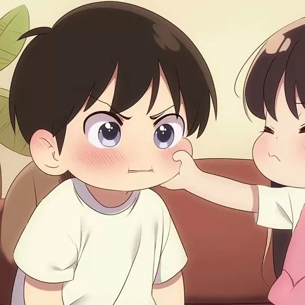 Ảnh đôi anime cắt cậu bé mặc áo thun trắng cau mày phụng phịu, đôi má bầu bĩnh bị bàn tay giấu mặt bên phải véo nhẹ đầy tinh nghịch.