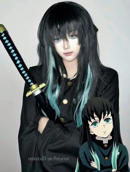 Nữ cosplayer đứng giữa studio khói sương, mái tóc xanh ngọc ôm lấy khuôn mặt và bộ đồ thợ săn quỷ tối màu