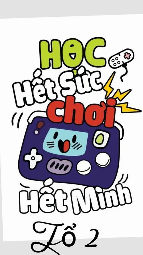 Dãy bàn học xếp ngay ngắn trong phòng sáng, bảng phấn còn vệt chữ khiến khung hình gợi một buổi sinh hoạt lớp thân quen.